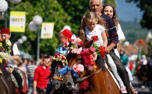 FOTO: AA /  Više hiljada građana ispratilo konjanike iz Donjeg Vakufa